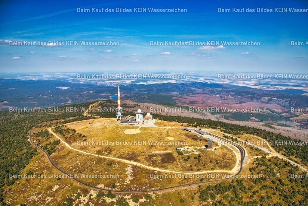 Brockengipfel_Harz_Wetterstation_Eckerntalsperre_Grünes_Band_8403 | Luftbild des Brockenplateaus im Landkreis Harz in Sachsen-Anhalt. Die Aufnahme zeigt das markante Gipfelplateau mit seinen charakteristischen Gebäuden und der umliegenden Berglandschaft des Harzes. - Realisiert mit Pictrs.com