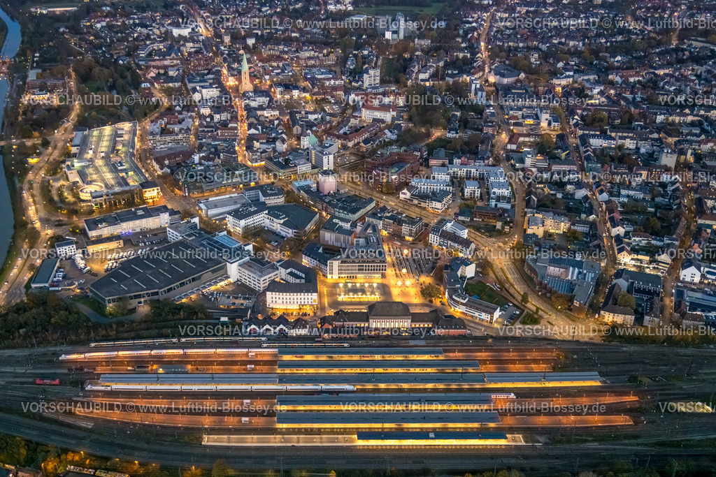 Hamm231103715Nacht | Luftbild, Nachtaufnahme, Hauptbahnhof Hbf mit Bahnhofsvorplatz und City mit Allee-Center Einkaufszentrum, Blick zur evang. Pauluskirche, Mitte, Hamm, Ruhrgebiet, Nordrhein-Westfalen, Deutschland