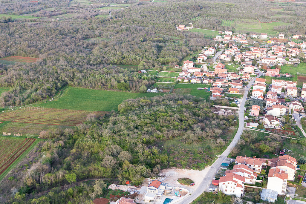 Vue aérienne: Vue de la ville à Vrvari dans le département Gespanschaft Istrien, Croatie. Photo: IMG_106381.jpg prise le 14/04/2018 par Werner Riehm/FLY-FOTO.eu – Résolution de l'original: 5472 x 3648 px