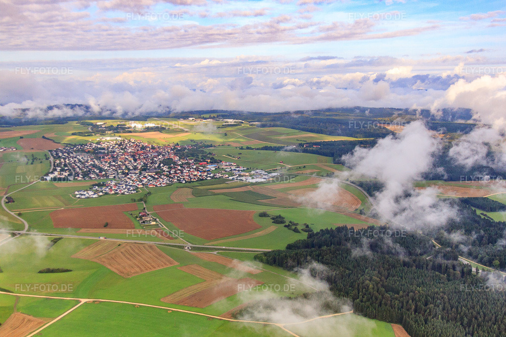 Luftbild: Ortsansicht von Osten in Neuhausen ob Eck im Bundesland Baden-Württemberg in Deutschland. Foto: IMG_71337.jpg vom 30.08.2014 durch Werner Riehm/FLY-FOTO.deAuflösung des Originals: 4752 x 3168 px