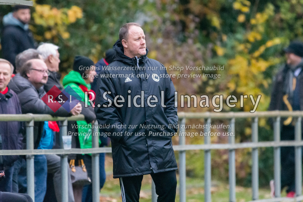 Fußball, Saison 2022/23, Oberliga Hamburg, WTSV Concordia Hamburg - Niendorfer TSV, Sportpark Hinschenfelde (Hamburg), 13.11.2022, 19. Spieltag | Stefan Gehrke (Concordia, Trainer) beobachtet das Spiel