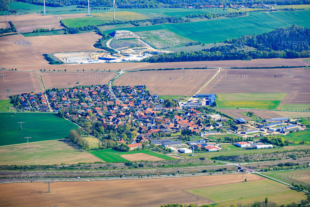 Luftbild: Dorfansicht aus Süden jenseits der A4 in Bucha im Bundesland Thüringen in Deutschland. – Foto: IMG_155314.jpg vom 02.05.2026 durch Werner Riehm/FLY-FOTO.de – Auflösung des Originals: 6000 x 4000 px