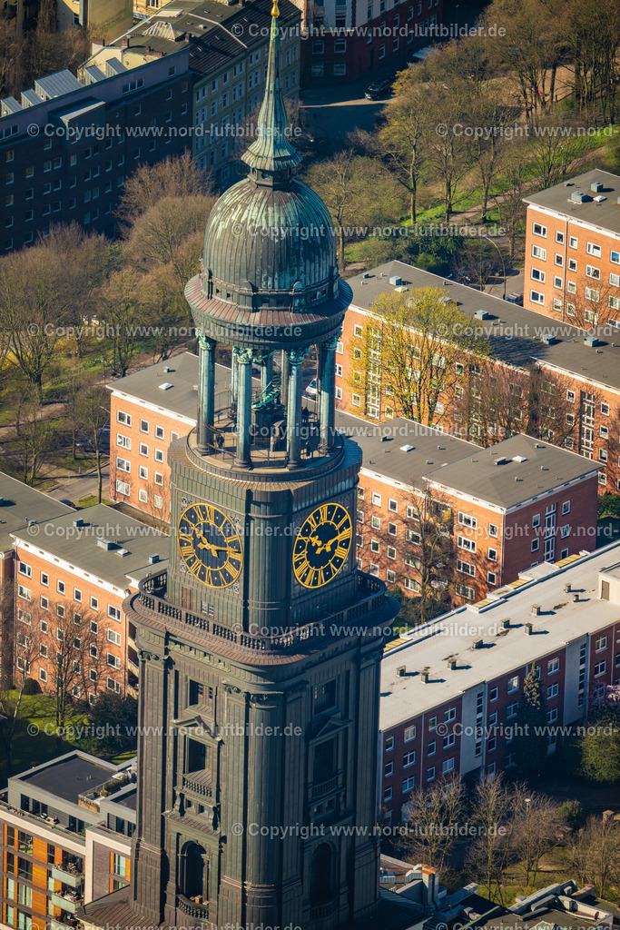 Hamburg_Michel_Wahrzeichen_St. Michaelis_Kirche_ELS_1825060423 | HAMBURG 06.04.2023 Turm der Hauptkirche Sankt Michaelis genannt " Michel " im Ortsteil Altstadt in Hamburg. Die evangelische Kirche St. Michaelis an der Straße Englische Planke in der Hansestadt wurde im Stil des Barock erbaut. Weiterführende Informationen bei: Hauptkirche St. Michaelis. // View of the church St. Michaelis in the district Altstadt in Hamburg. Further information at: Hauptkirche St. Michaelis. Foto: Martin Elsen