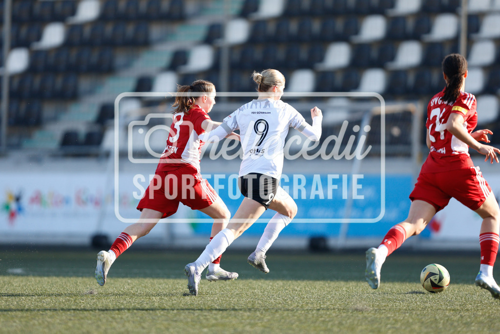 Fußball I Frauen I Saison 2025-2026 I Testspiel I FSV Gütersloh - SpVg Aurich-63 | Jule Kersten (13, SpVg Aurich) Katharina Ingrid Rädeker (9, FSV Gütersloh) - Realisiert mit Pictrs.com