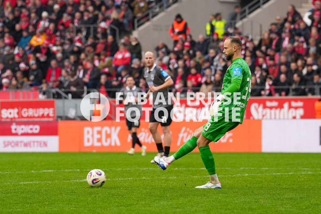 GER Rot-Weiss Essen vs. SSV Ulm, Fussball, 3. Liga, Spieltag 19, Saison 2025/2026, 20.12.2025 | GER Rot-Weiss Essen vs. SSV Ulm, Fussball, 3. Liga, Spieltag 19, Saison 2025/2026, 20.12.2025Foto: Fabian Friese - Realisiert mit Pictrs.com