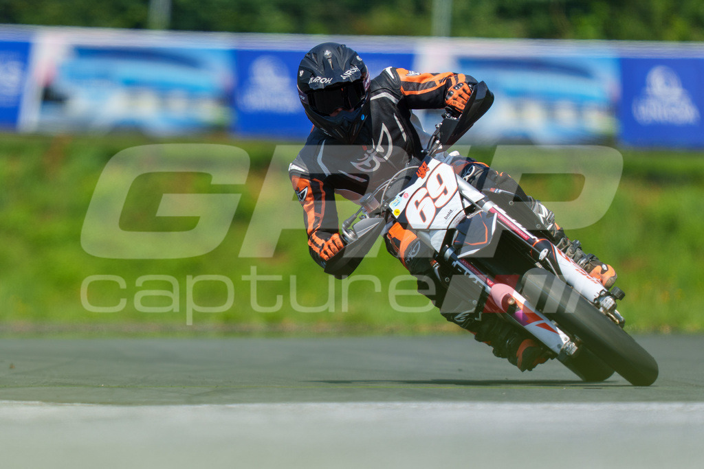 G-Cup + Supermoto Staatsmeisterschaft + Hungarian Supermoto Championship | GRIPcapture steht für authentische Sportfotografie in Österreich – für Momente, die mehr sind als Geschwindigkeit oder Ergebnis. Es geht um Emotion, Spannung, Fokus und den Augenblick, der oft nur einen Wimpernschlag dauert.Ob Motorsport, Teamsport oder 
