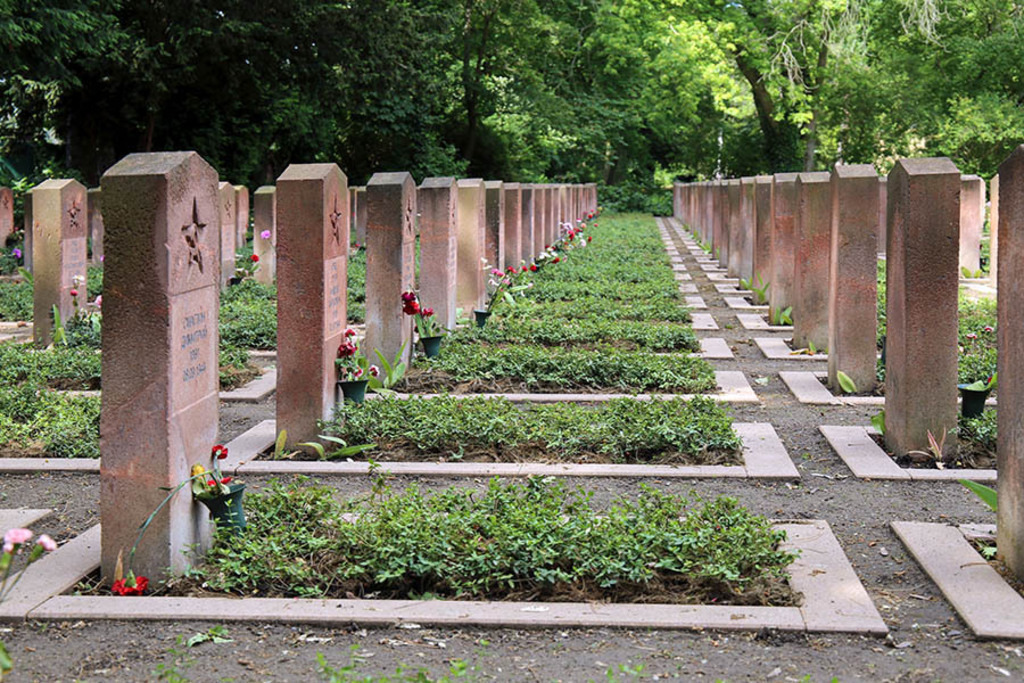 Ostfriedhof - Sowjetischer Ehrenhain | Entdecke über 20 Kategorien Leipzig-Motive: Foto-Downloads, hochwertige Poster, Leinwand- & Fine-Art-Prints. Jetzt Lieblingsfoto im Bildlexikon Leipzig Shop bestellen!