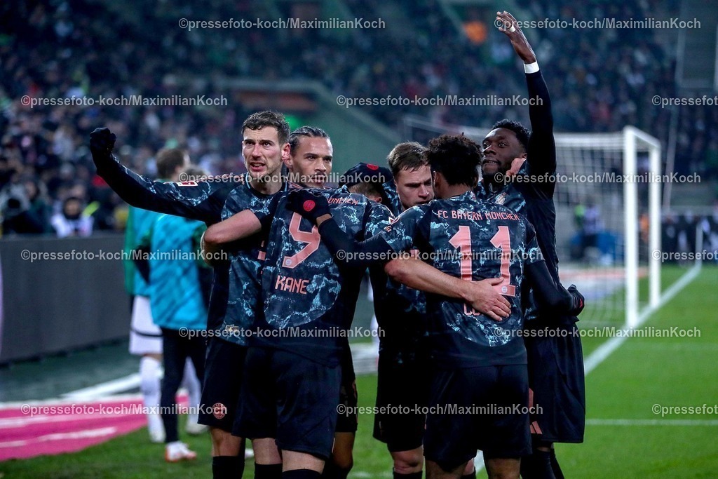 BMG11012502250 | 11.01.2025, Fußball, Borussia Mönchengladbach - FC Bayern München, 1. Fußball Bundesliga, Borussia-Park, Saison 2024 2025: Torjubel nach dem Tor zum 1:0 durch Harry Kane (Bayern #9) zusammen mit Leon Goretzka (Bayern #8) Leroy Sane (Bayern #10) Kingsley Coman (Bayern #11) Alphonso Davies (Bayern #19) DFB regulations prohibit any use of photographs as image sequences and or quasi-video.