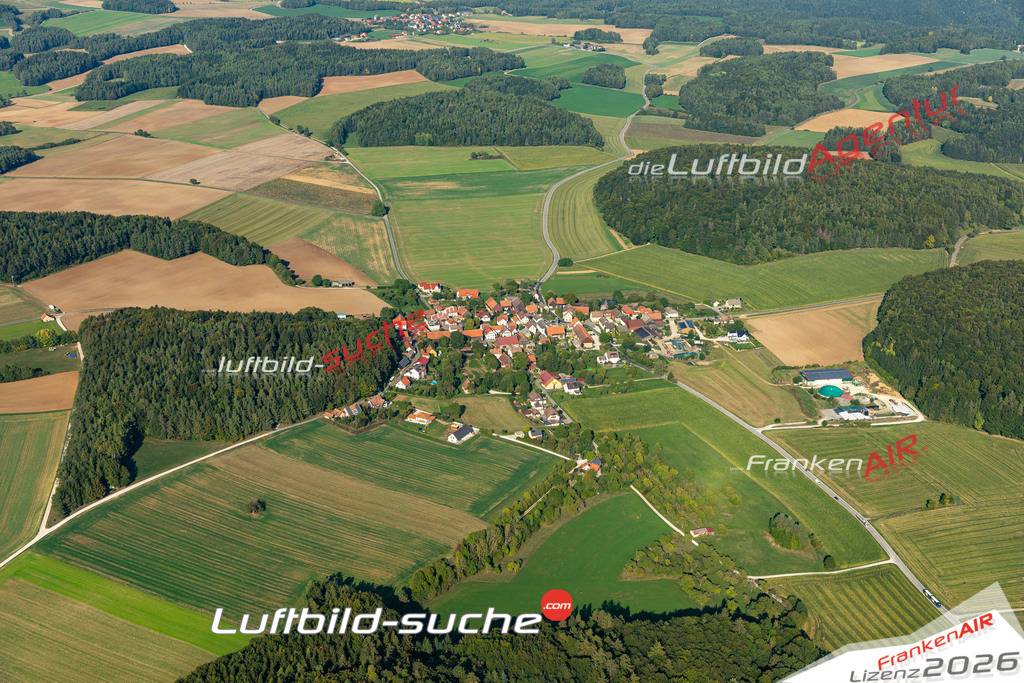 Die Luftbildaufnahme Oberfellendorf -  wurde 2020 mittels Flugzeug (keine Drohne) erstellt. Perfekte Schärfe und Druck- Ergebnisse- Garantiert!