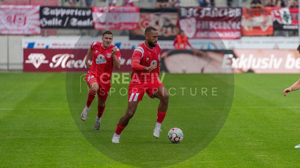 Fußball, Herren, Saison 2025/2026, Regionalliga Nordost, 5. Spieltag, Hallescher FC vs. FSV 63 Luckenwalde, Dienstag 26.08.2025, Leuna-Chemie-Stadion Halle, | Fußball, Herren, Saison 2025/2026, Regionalliga Nordost, 5. Spieltag, Hallescher FC vs. FSV 63 Luckenwalde, Dienstag 26.08.2025, Leuna-Chemie-Stadion Halle, Im Bild: Cyrill Akono (Halle) im Dribbling  - Realisiert mit Pictrs.com