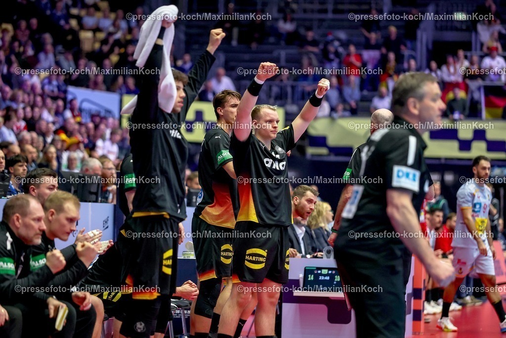 EHF19012602038 | 19.01.2026, Handball, Men's EHF EURO 2026, Deutschland - Spanien, Jyske Bank Boxen in Herning, Dänemark, Preliminary Round:  Justus Fischer (Germany #54) jubeklnd gestikulierend am Spielfeldrand  