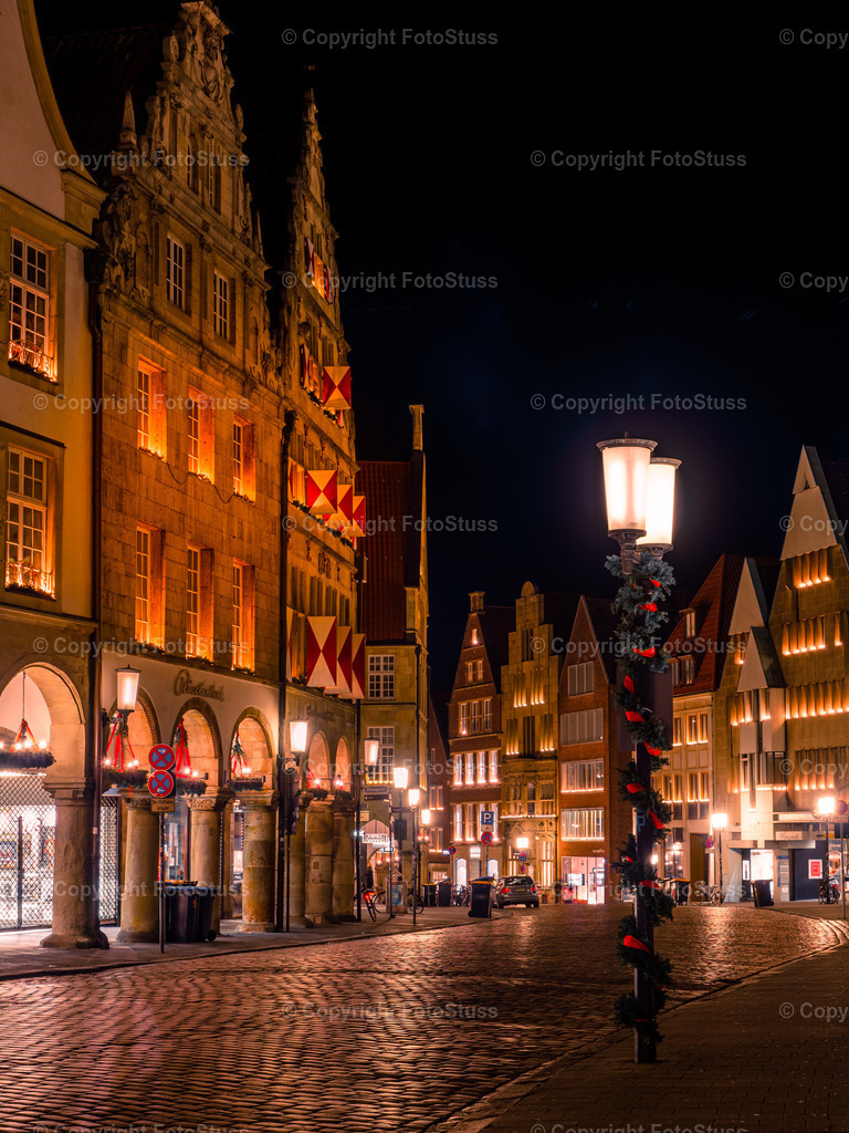 Fassaden der historischen Altstadt Münster | Blick auf die historischen Fassaden der Altstadt von Münster zu Weihnachten bei Nacht. - Realisiert mit Pictrs.com