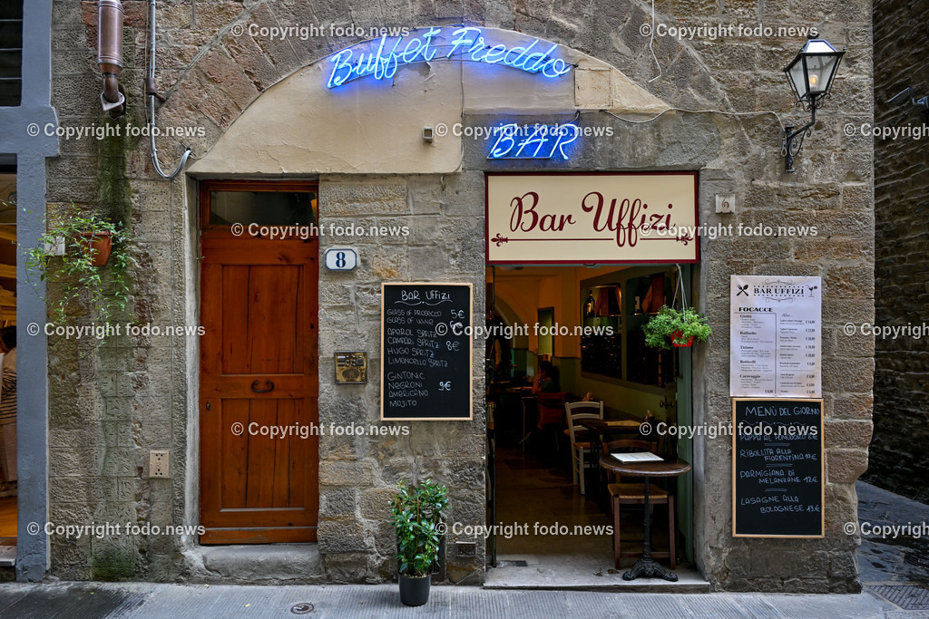 Italien_ Toscana_ Florenz_ 30.05.2024-113 | 30.05.2024, Italien, ITA, Toskana, Florenz im Bild Stadtansichten, Gebäude, Architektur, Touristen, Historisch, Souvenir, Altstadt, Museum, Statuen, Skulpturen, Piazza della Signoria, Statue David, Palazzo Vecchio, Neptunbrunnen, Piazza della Repubblica, Ponte Vecchio, Brücke, Uffizien, Kathedrale Santa Maria del Fiore, Arno, Fluß


Florenz, Firenze, ist eine italienische Großstadt. Nach Einwohnern ist sie die achtgrößte Stadt Italiens. Florenz ist die Hauptstadt sowie größte Stadt der Region Toskana und der Metropolitanstadt Florenz, in der etwa eine Million Menschen leben. Florenz ist für seine Geschichte berühmt. Leonardo da Vinci verbrachte große Teile seiner Jugend in Florenz, Michelangelo fand Unterschlupf in der Kirche der Medici, Galileo Galilei wohnte als Hofmathematiker in den Palästen der Medici. Von 1865 bis 1871 war die Stadt die Hauptstadt des neu gegründeten Königreichs Italien. Das historische Zentrum von Florenz zieht Jahr für Jahr Millionen von Touristen an. Die historische Innenstadt wurde von der UNESCO im Jahre 1982 zum Weltkulturerbe erklärt. 
Quelle: Wikipedia
