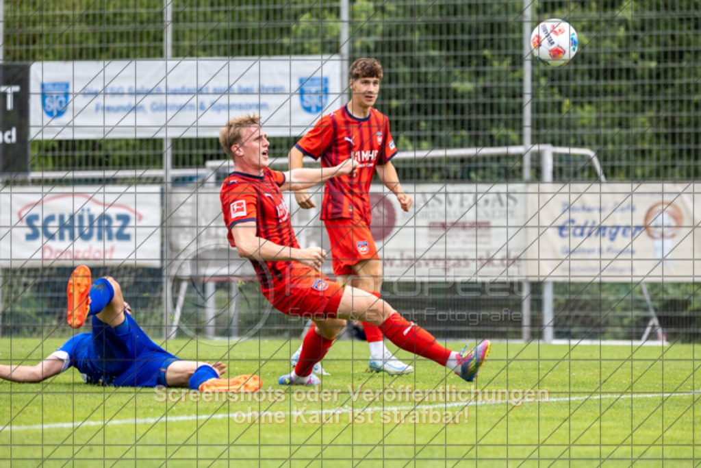 20250706_160628_1321 | #,TSG Salach (blau) vs. 1.FC Heidenheim (rot), Fußball, Freundschaftsspiel - WfV, Saison 2025/2026, Rasensportplatz, Staufenecker Str. 41, 73084 Salach, 06.07.2025 - 15:30 Uhr,Foto: PhotoPeet-Sportfotografie/Peter Harich