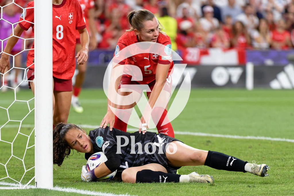 Finland v Switzerland: UEFA Women's EURO 2025 Group A | GENEVA, SWITZERLAND - JULY 10: Livia Peng of Switzerland controls the ball under protection of Noelle Maritz of Switzerland  during the UEFA Women's EURO 2025 Group A match between Finland and Switzerland at Stade de Geneve on July 10, 2025 in Geneva, Switzerland. (Photo by Giuseppe Velletri/Sports Press Photo/Getty Images)