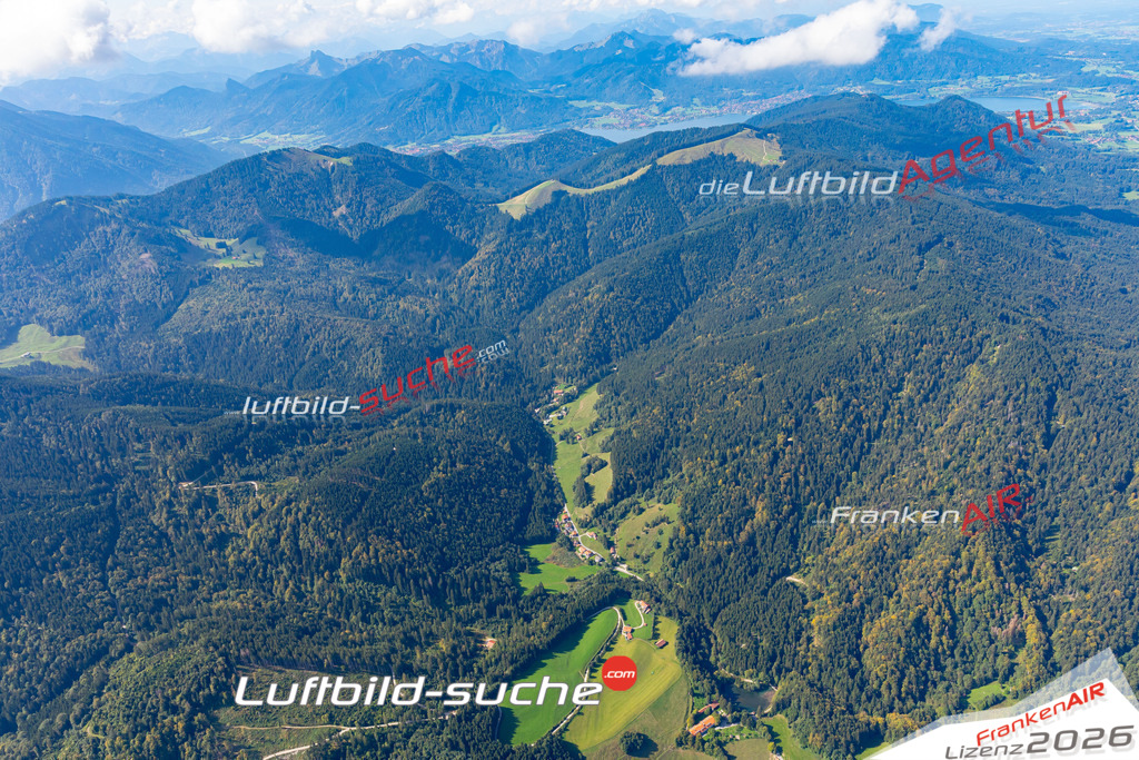 Die Luftbildaufnahme gschwandbachalm - Schliersee wurde 2020 mittels Flugzeug (keine Drohne) erstellt. Perfekte Schärfe und Druck- Ergebnisse- Garantiert!