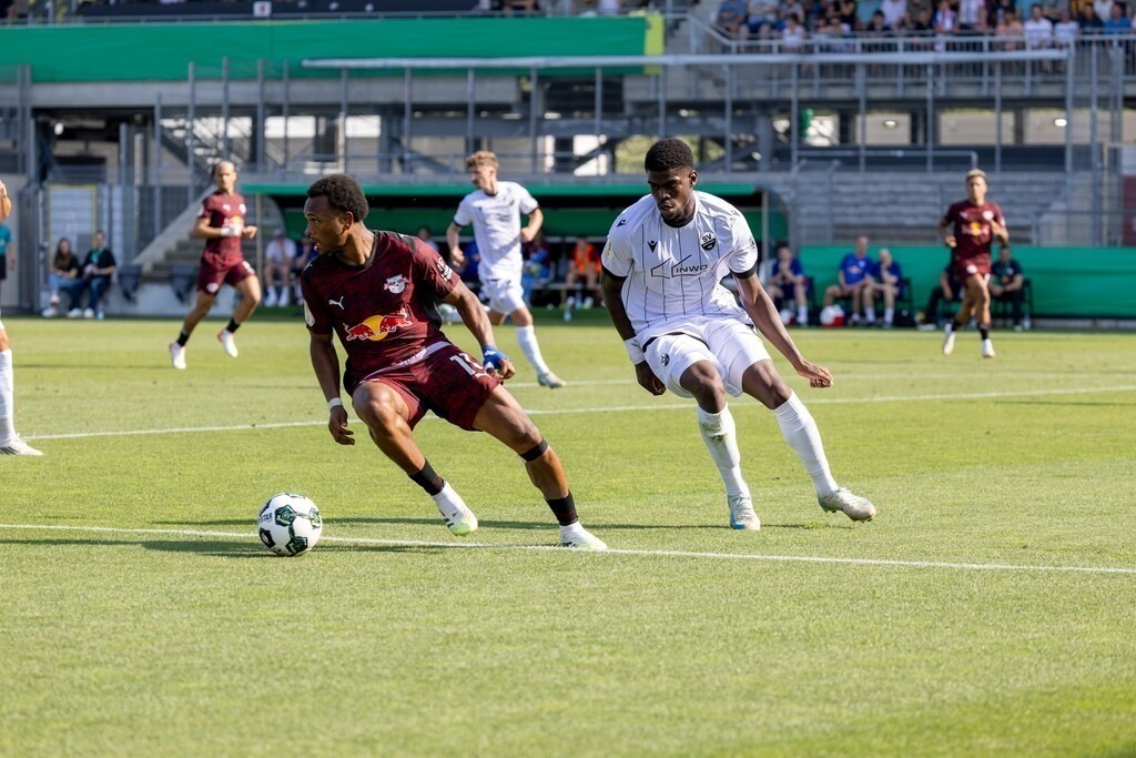 SV Sandhausen gegen RB Leipzig (DFB-Pokal, 1. Runde)***Am Ball: Lois Openda (11, Leipzig) | SV Sandhausen gegen RB Leipzig (DFB-Pokal, 1. Runde)***Am Ball: Lois Openda (11, Leipzig) - Realisiert mit Pictrs.com