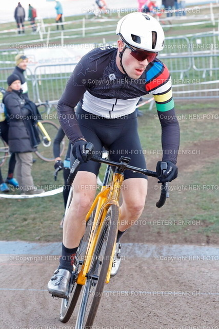 Cyclocross-Rennen | 28.12.2025 Radsport Darmstädter Cyclo-Cross-Rennen an der Radrennbahn zur Vorbereitung auf die DM Deutschen Meisterschaften in Bensheim (10./11.1.2026) hier Elite U19m Männer Bildmitte Elias Ray Männer U23 (2. / RSV Seeheim) (Foto: Peter Henrich) - Realisiert mit Pictrs.com