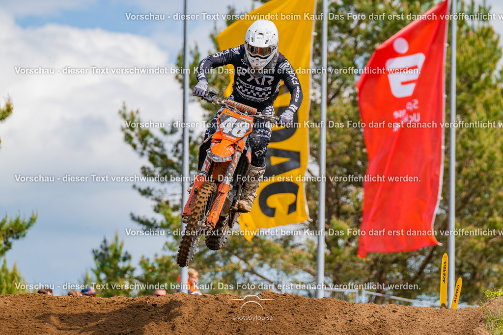 20260517_Templin-6622 | Sportfotografin aus Berlin-Brandenburg mit Fokus auf Motocross. Ich halte deine sportliche Leistung und echte Emotionen auf und neben der Strecke professionell fest. Entdecke die Fotos von deinem Rennen und bestelle sie direkt hier im Shop.