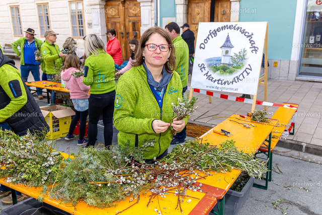 Palmbuschenbinden am Wochenmarkt mit der DG St. Martin | Bildershop von pixelworld.at - Realisiert mit Pictrs.com