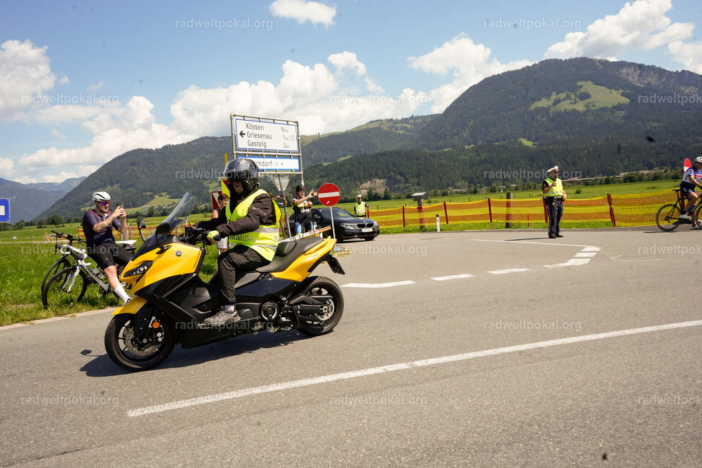 246_20230817_Bewerb_Maenner_Muehlanger | AUT - OESTERREICH, 2023-08-16: SPORT RENNRAD-FAHREN - 55. INTERNATIONALER RADWELTPOKAL IN ST. JOHANN IN TIROL  - Vintage-Radrennen mit WM-Bronze-Medaillen-Siegerin Christina Schweinberger, den Teilnehmer und Alexander Baumann (vom Orginastions-Team) - TAG 2 BEWERB MAENNER IN SECHS GRUPPEN  ; Foto: Roland Muehlanger