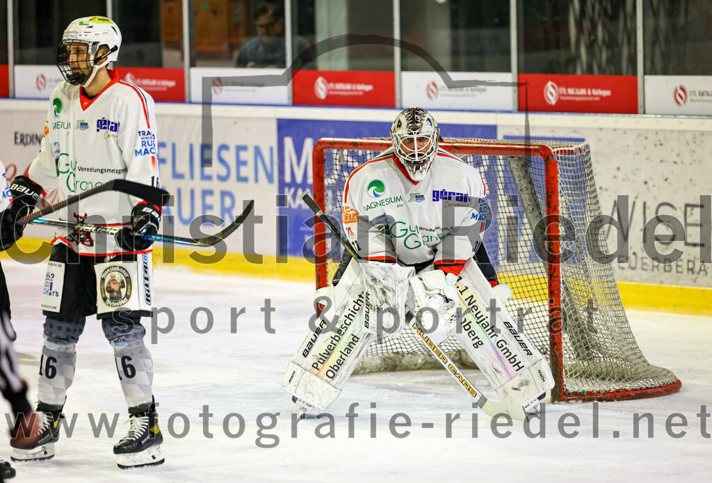 2022-11-04_017_Eishockey_TSV_Erding_gegen_TSV_Peissenberg | Erding, Deutschland, 04.11.2022:
Eishockey, Bayernliga 2022 / 2023, 10. Spieltag, TSV Erding gegen TSV Peißenberg, Endergebnis: 4:3

Christoph Frankenberg (TSV Peissenberg, #16), Torwart Korbinian Sertl (TSV Peissenberg, #31)

Foto: Christian Riedel / fotografie-riedel.net