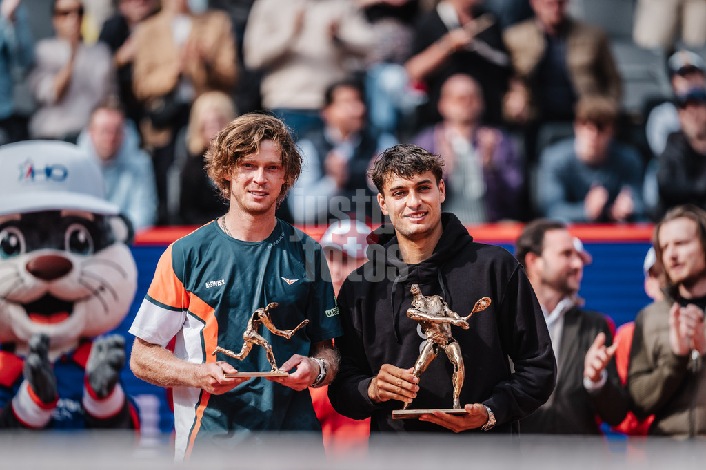 Tennis | Männer | bitpanda Hamburg Open Finale | ATP 500 | Andrei Andrejewitsch Rubljow (RUS) vs. Flavio Cobolli (ITA) | 24.05.2025 | v.l. zweitplatzierter Andrei Andrejewitsch Rubljow und Turniersieger Flavio Cobolli mit den Trophäen bei der Siegerehrung
