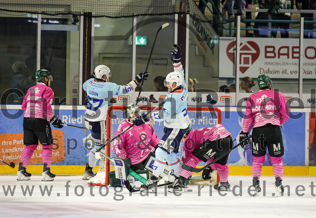 2025-10-05_096_TSV_Erding_gegen_Heilbronner_Falken | Erding, Deutschland, 05.10.2025:Eishockey, Oberliga Süd 2025 / 2026, 6. Spieltag, TSV Erding gegen Heilbronner Falken, Endergebnis: 3:1Jubel nach dem 1:1 Ausgleich durch Luis Ludin (Heilbronner Falken, #57)Mark Waldhausen (Erding Gladiators, #27), Luis Ludin (Heilbronner Falken, #57), Torwart Leon Meder (Erding Gladiators, #39), Robin Just (Heilbronner Falken, #17), Erik Modlmayr (Erding Gladiators, #21)Foto: Christian Riedel / fotografie-riedel.net