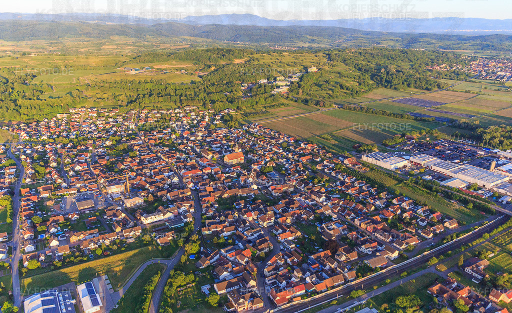 Ortsansicht jenseits der Bahnlinie aus Nordwesten | Luftbild: Ortsansicht jenseits der Bahnlinie aus Nordwesten in Ringsheim im Bundesland Baden-Württemberg in Deutschland. Foto: IMG_147974.jpg vom 30.05.2025 durch Werner Riehm/FLY-FOTO.de - Realisiert mit Pictrs.com