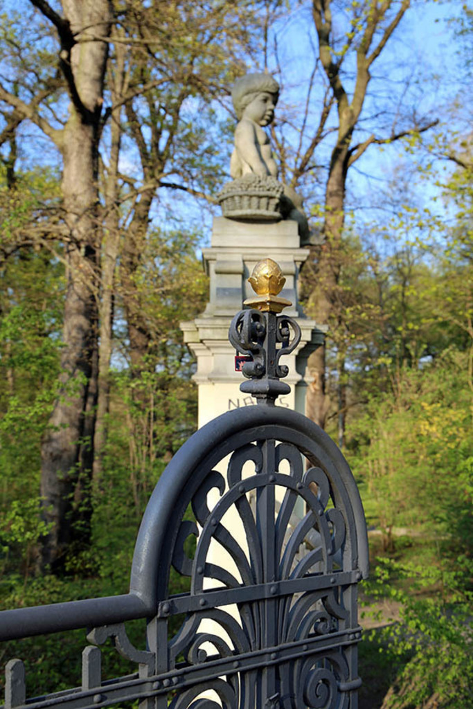 Palmengarten - Klingerhainbrücke | Entdecke über 20 Kategorien Leipzig-Motive: Foto-Downloads, hochwertige Poster, Leinwand- & Fine-Art-Prints. Jetzt Lieblingsfoto im Bildlexikon Leipzig Shop bestellen!