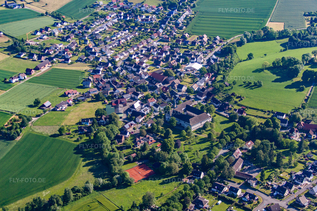 Luftbild: Gebäudekomplex des Klosters Koptisch-Othodoxes Kloster Propsteistrasse im Ortsteil Brenkhausen in Höxter im Bundesland Nordrhein-Westfalen in Deutschland. Foto: IMG_65717.jpg vom 25.05.2014 durch Werner Riehm/FLY-FOTO.de