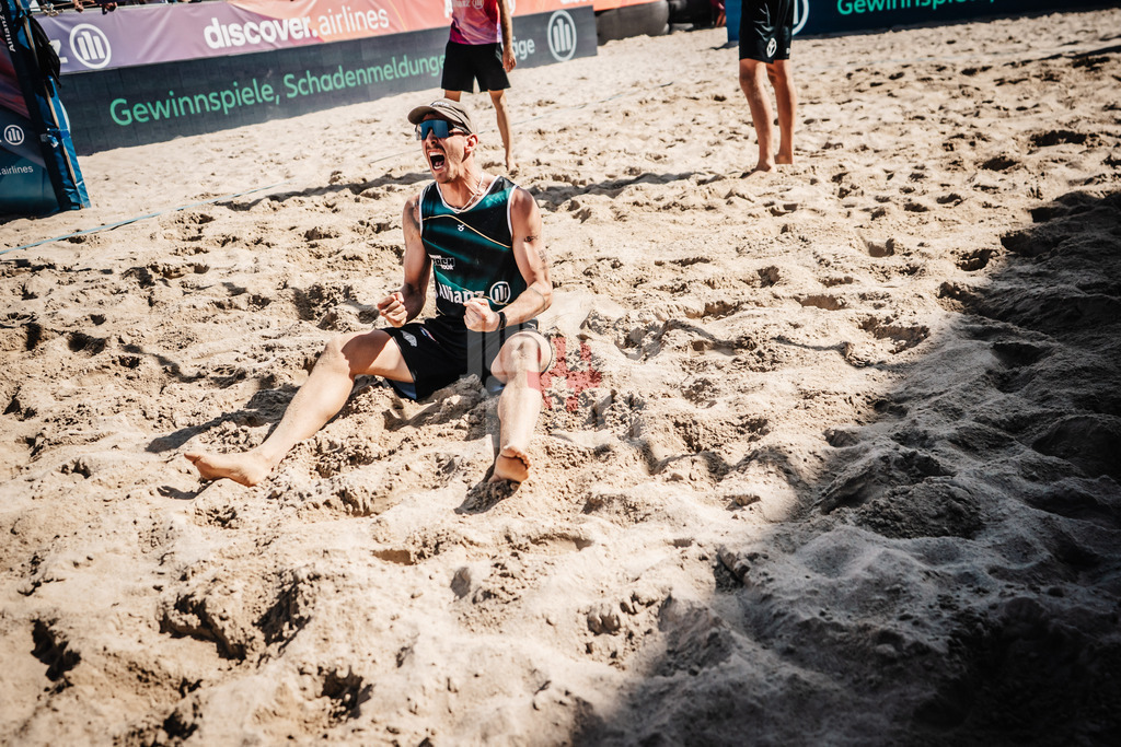 Beachvolleyball | Männer | Deutsche Meisterschaften 2025 Timmendorfer Strand | 07.09.2025 | Lukas Pfretzschner jubelt nach dem Sieg im Halbfinale