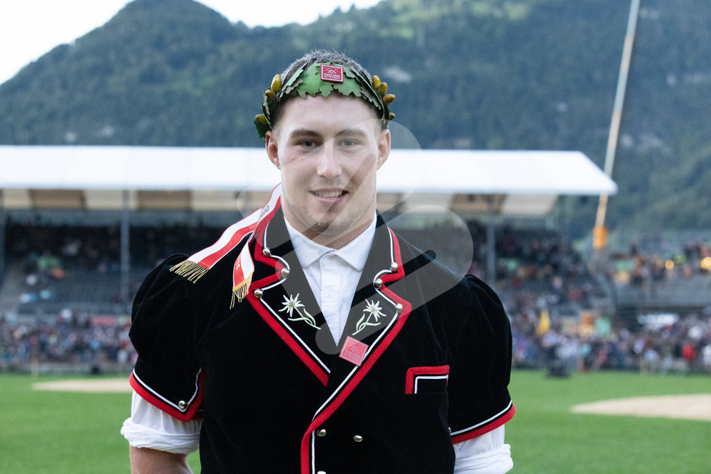 ESAF2025_Ehrung_7496 | Die Schwinger des Schwyzer Kantonalen Schwingerverbandes: Fotos, die Dynamik und Leidenschaft festhalten, sowie emotionale Momente aus dem traditionellen Schwingsport zeigen. - Realisiert mit Pictrs.com
