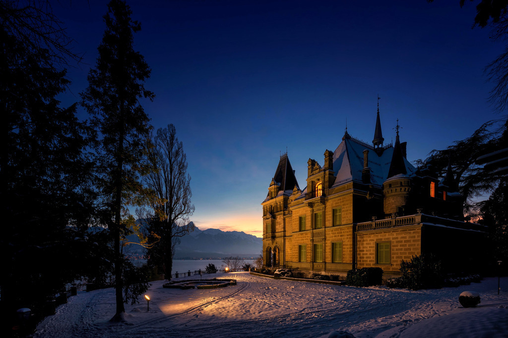 Hünegg, closed but haunted | Schloss Hünegg in Hilterfingen zur Blauen Stunde. Mit Schnee,  der mittlerweile selten geworden ist. 
Das Schloss ist im Sommer ein Museum und im Winter geschlossen. Trotzdem brennt Licht, vermutlich für die Geister…
-----------------------------------------------
Hünegg Castle in Hilterfingen at blue hour. With snow that has become rare in the meantime.
The castle is a museum in summer and closed in winter. Nevertheless, the light is on, presumably for the ghosts ...
-----------------------------------------------
Dieser Druck ist in einer limitierten Auflage von 5 Exemplaren erhältlich. 
This print is available in a limited edition of 5 copies. 
http://art.hess.photography/57-huenegg-closed-but-haunted.html - Realisiert mit Pictrs.com
