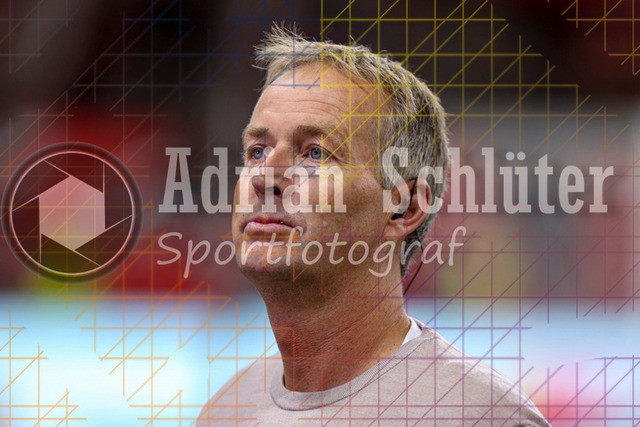 Bayer 04 Leverkusen vs Eintracht Frankfurt - Bundesliga  | Leverkusen, Deutschland, 12.09.25:   Trainer Kasper Hjulmand (Bayer 04 Leverkusen) schaut waehrend des Spiels der Bundesliga zwischen  Bayer 04 Leverkusen vs Eintracht Frankfurt in der BayArena(Foto von Brauer-Fotoagentur / Adrian Schlueter)