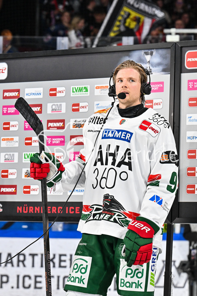 Nürnberg Ice Tigers - Augsburger Panther | Moritz WIRTH (Augsburger Panther 9) gibt nach der Niederlage in Nürnberg noch ein Interview bei MagentaSport / Magenta Sport / Einzelfoto / Freisteller / DEL: Nürnberg Ice Tigers - Augsburger Panther; PSD Bank Nürnberg ARENA am 12.09.2025