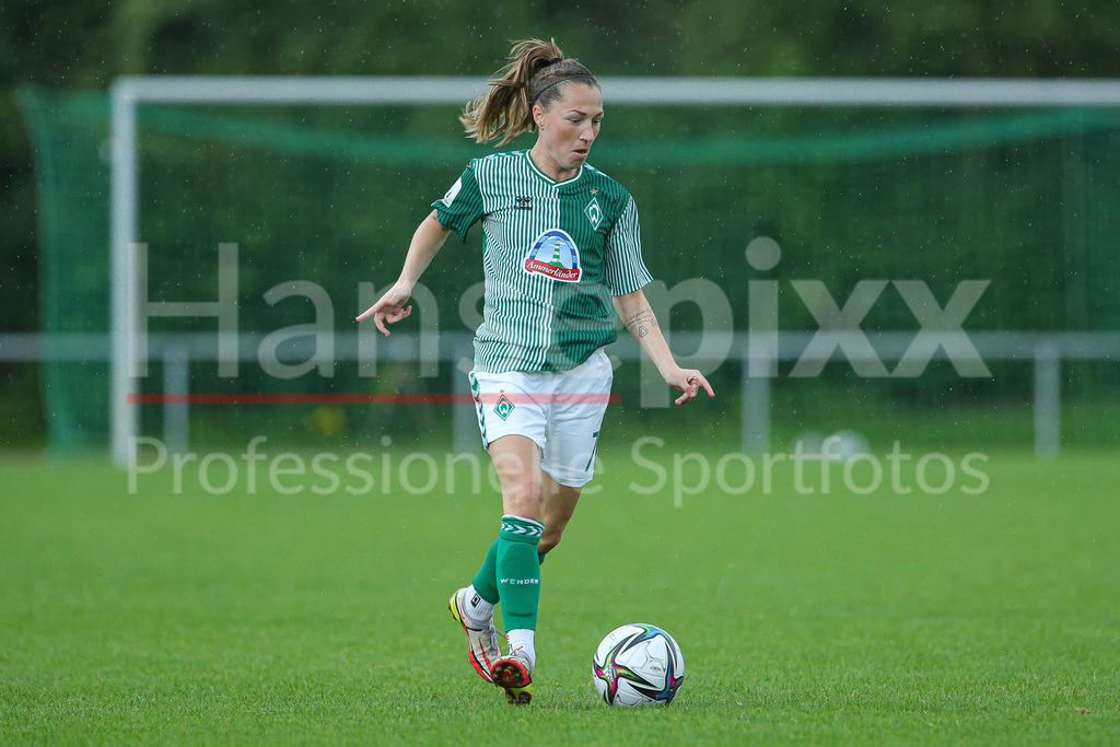 Fussball, Testspiel Frauen, SV Henstedt-Ulzburg - SV Werder Bremen | v.li.: Lisa Josten (SV Werder Bremen, 7) Freisteller, Einzelbild, Ganzkörper, Aktion, Action, Spielszene