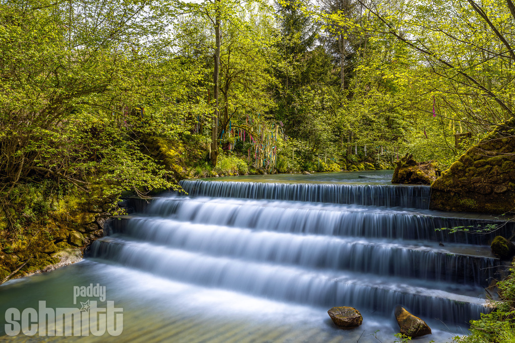 Wasserfall in der Hausbachklamm im Westallgäu bei Weiler | Der Wasserfall in der Hausbachklamm bei Weiler im Westallgäu beeindruckt mit seinem klaren Wasser und der ursprünglichen Natur der Schlucht. Eine stimmungsvolle Aufnahme, die die besondere Schönheit dieser faszinierenden Landschaft einfängt. - Realisiert mit Pictrs.com