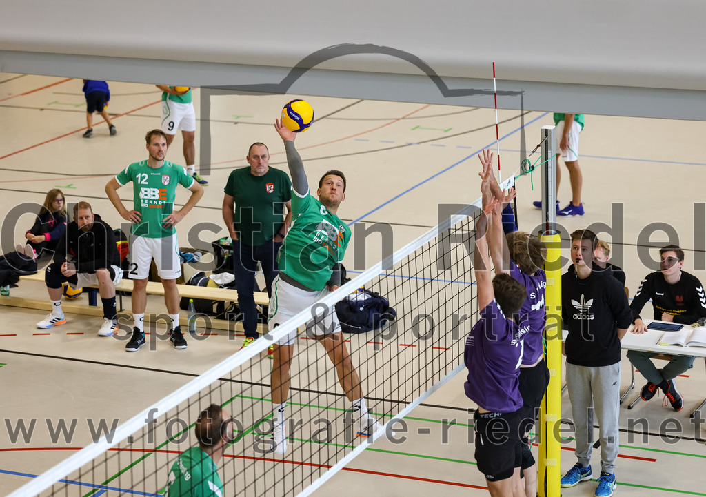 2022-11-12_028_TuS_Oberding_gegen_SC_Freising_II | Oberding, Deutschland, 12.11.2022:
Volleyball, Bezirksliga Ost 2022 / 2023, 7. Spieltag, TuS Oberding gegen MTV Pfaffenhofen II, Endergebnis: 3:2

Carl Baucks (TuS Oberding, #12), Trainer Rico Pätz (TuS Oberding), Oliver Pelz (TuS Oberding, #6), Florian Wenz (SC Freising, #2)

Foto: Christian Riedel / fotografie-riedel.net