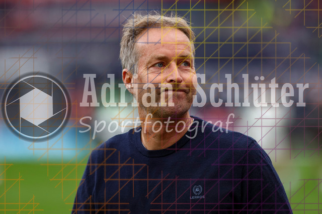 Bayer 04 Leverkusen vs Borussia Mönchengladbach - Bundesliga  | Leverkusen, Deutschland, 21.09.25:   Trainer Kasper Hjulmand (Bayer 04 Leverkusen) schaut waehrend des Spiels der Bundesliga zwischen  Bayer 04 Leverkusen vs Borussia Mönchengladbach in der BayArena(Foto von Brauer-Fotoagentur / Adrian Schlueter)