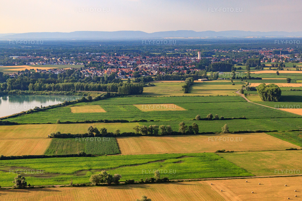 Vue aérienne: Vue de la ville depuis le sud à Bischwiller dans le département Bas Rhin, France.Photo: IMG_30377.jpg prise le 09/07/2010 par Werner Riehm/FLY-FOTO.euRésolution de l'original: 4539 x 3026 px