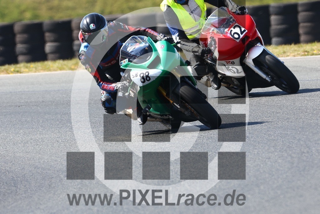 sb88-20250412_01656 | Schöne Erinnerungen an spannende Momente - das festzuhalten ist unser Job. PIXELrace.de ist seit 2003 auf den Rennstrecken Europas unterwegs um die Action draußen beim Fahren und die wunderbare Stimmung imm Fahrerlager für euch einzufangen.