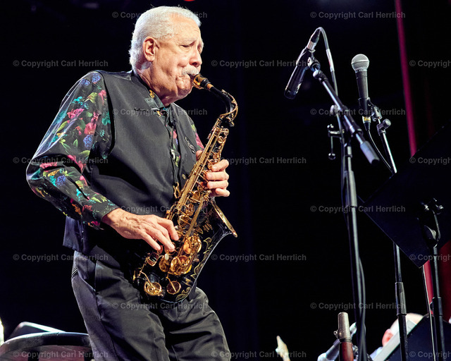 Paul Heller Allstar Bigband feat. Paquito d´Rivera | High End Portraits. Einzelportrait Paarportrait Gruppenportrait Künstlerportrait Bandportzait Bühnenfotografie Fashion Lifestyle Urbanlife  - Realisiert mit Pictrs.com