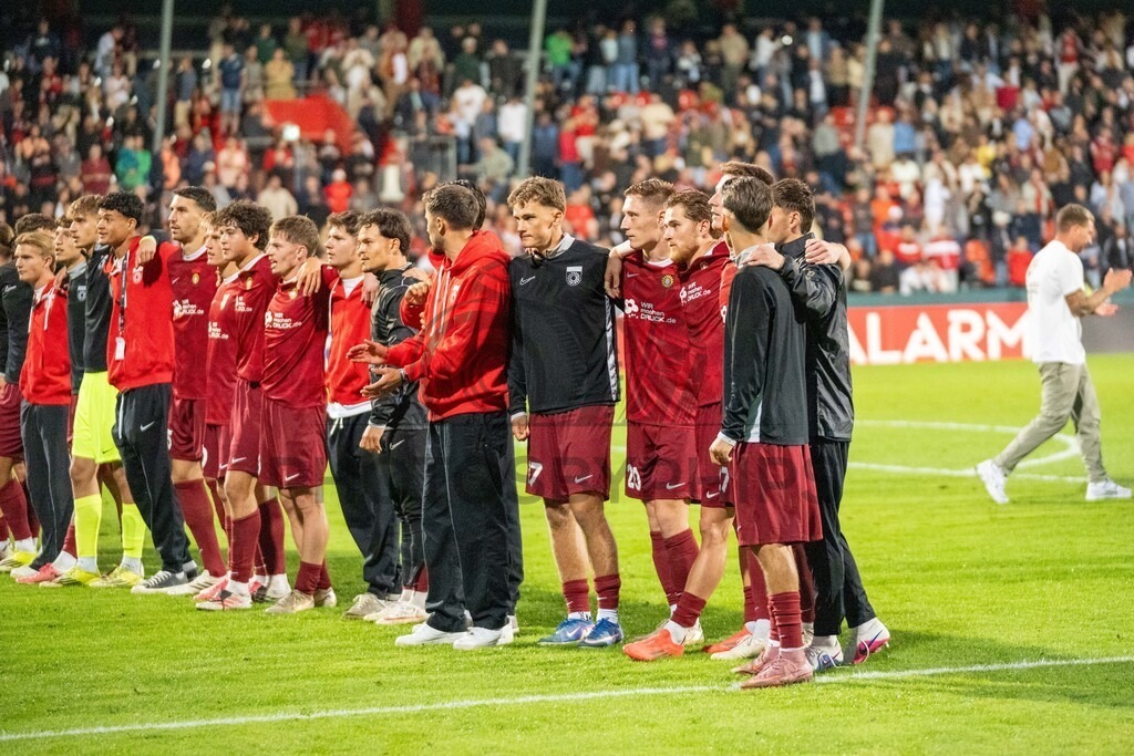 SG Sonnenhof Großaspach vs. Arminia Bielefeld, Fussball, DFB-Pokal, 1. Runde, 22.08.2026 | Team in der Kurve nach dem Spiel,SG Sonnenhof Großaspach vs. Arminia Bielefeld, Fussball, DFB-Pokal, 1. Runde, 22.08.2026,DFB regulations prohibit any use of photographs as image sequences and/or quasi-video