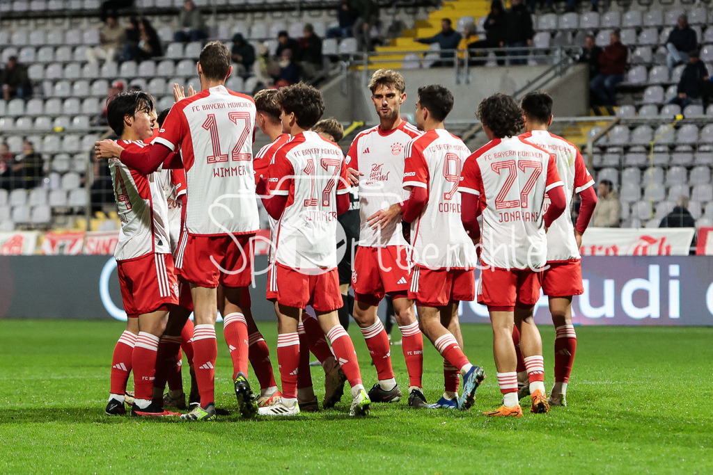 FC Bayern Amateure - SV Wacker Burghausen | Jubel der Amateure nach dem Treffer zum 2-0 druch Davide Dell'ERBA (FCB #19) / Tor / Torschuetze / Freude