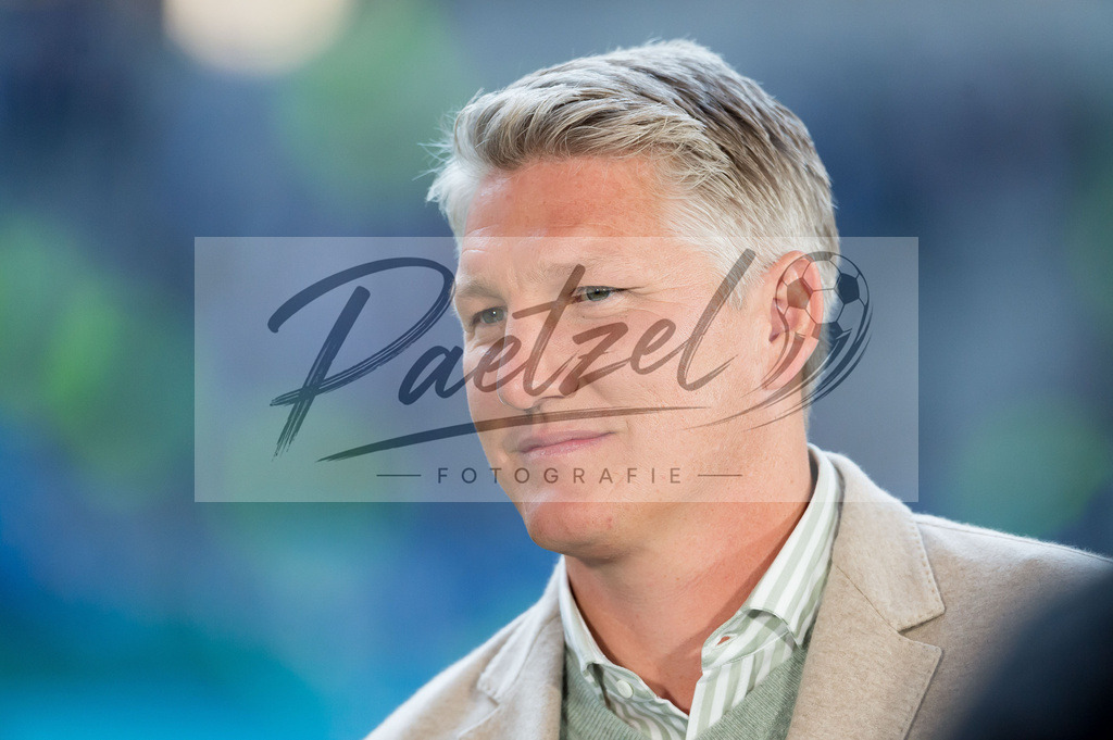 HSVSCF20220419_006 | Fussball, Herren: Bastian Schweinsteiger schaut beim DFB-Pokal-Halbfinalspiel zwischen Hamburger SV und SC Freiburg im Volksparkstadion am 19.04.2022 in Hamburg, Deutschland.DFB / DFL REGULATIONS PROHIBIT ANY USE OF PHOTOGRAPHS AS IMAGE SEQUENCES AND/OR QUASI-VIDEO. - Realisiert mit Pictrs.com
