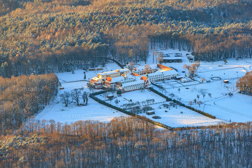 Luftbild: Kloster Liebfrauenberg im Winter bei Schnee in Bad Bergzabern im Bundesland Rheinland-Pfalz in Deutschland. Foto: IMG_54705.jpg vom 08.12.2012 durch Werner Riehm/FLY-FOTO.de