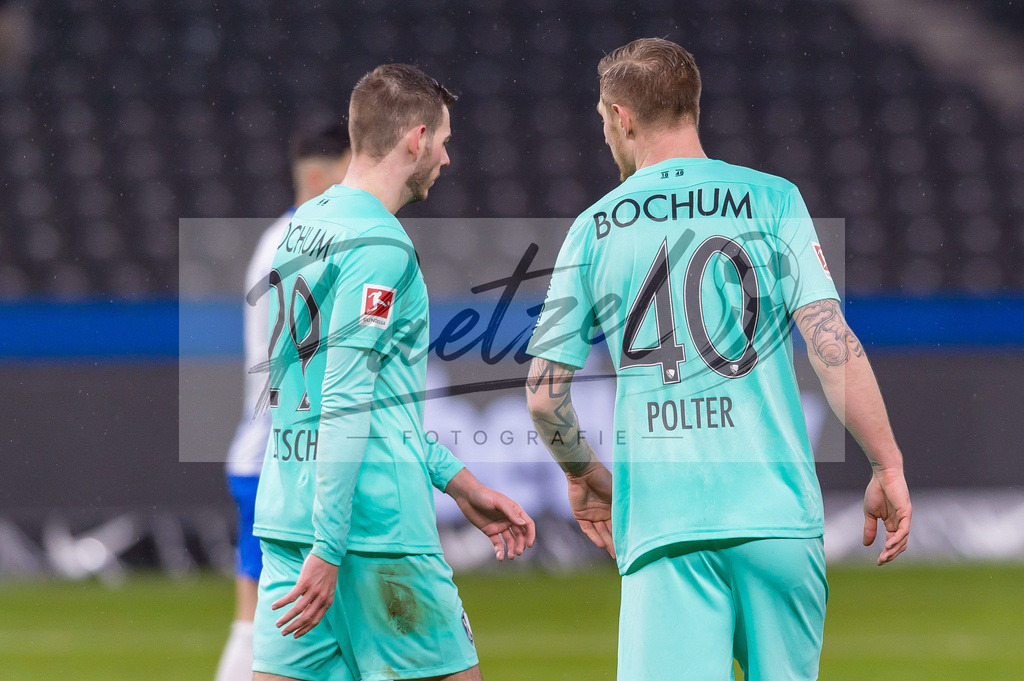 HERBOC20220204_068 | Fussball, Herren: Maxim Leitsch (VfL Bochum) und Sebastian Polter (VfL Bochum) enttaeuscht bei dem Spiel der 1. Bundesliga zwischen Hertha BSC und VfL Bochum im Olypiastadion am 04.02.2022 in Berlin, Deutschland.DFB / DFL REGULATIONS PROHIBIT ANY USE OF PHOTOGRAPHS AS IMAGE SEQUENCES AND/OR QUASI-VIDEO. - Realisiert mit Pictrs.com