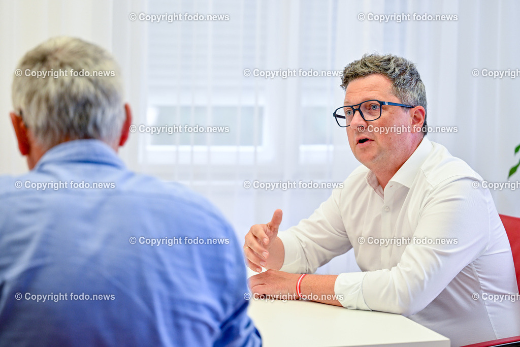 LR Michael Lindner (SP)_ 02.09.2024-15 | 02.09.2024, Linz, AUT, LR Michael Lindner (SP) im Bild LR Michael Lindner (SP,  Landesparteivorsitzender SPOE OE) waehrend eines Interview in seinem Buero in Linz