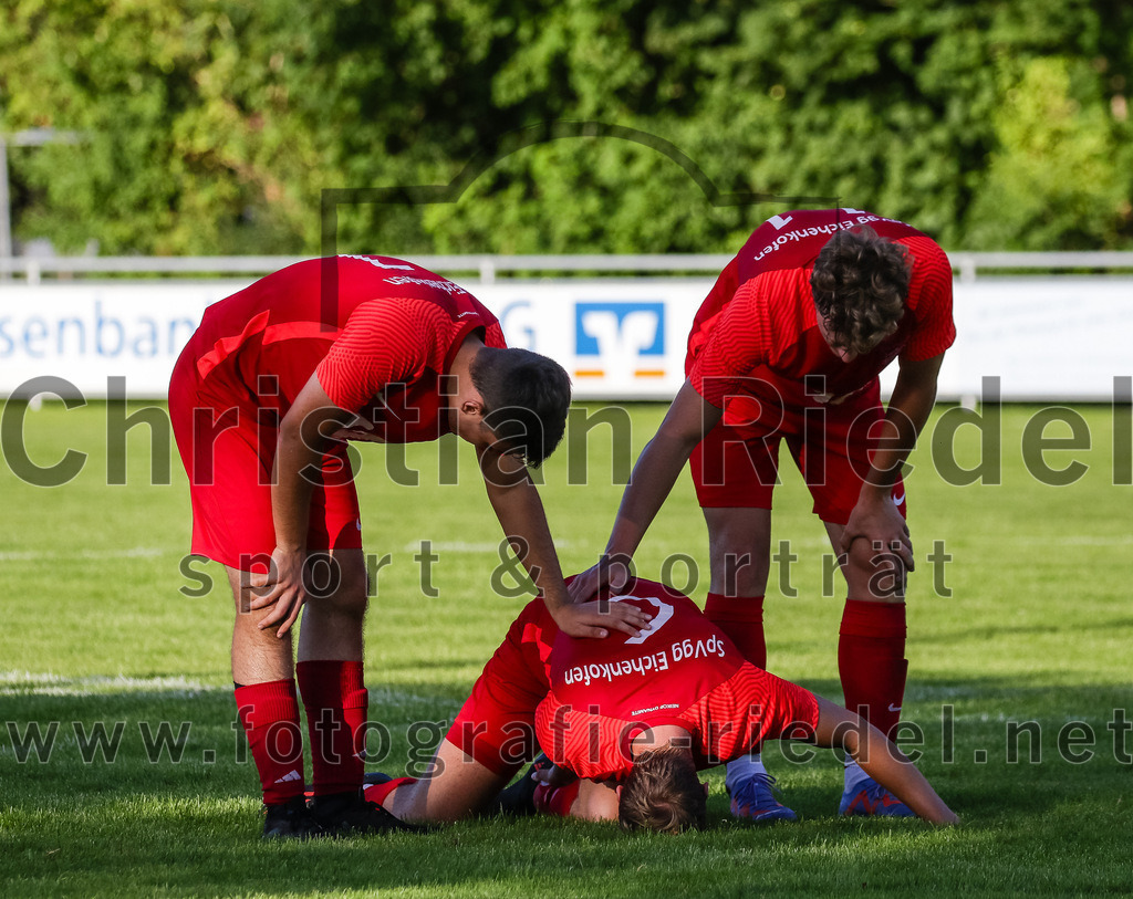2023-08-18_098_SpVgg_Eichenkofen_gegen_FC_Langenpreising | Erding, Deutschland, 18.08.2023:
Fußball, A-Klasse 2023 / 2024, 3. Spieltag, SpVgg Eichenkofen gegen FC Langenpreising, Endergebnis: 0:2

Jonas Ippisch (SpVgg Eichenkofen, #7), Jesse Tauber (SpVgg Eichenkofen, #6), Lorenz Daimer (SpVgg Eichenkofen, #11)

Foto: Christian Riedel / fotografie-riedel.net